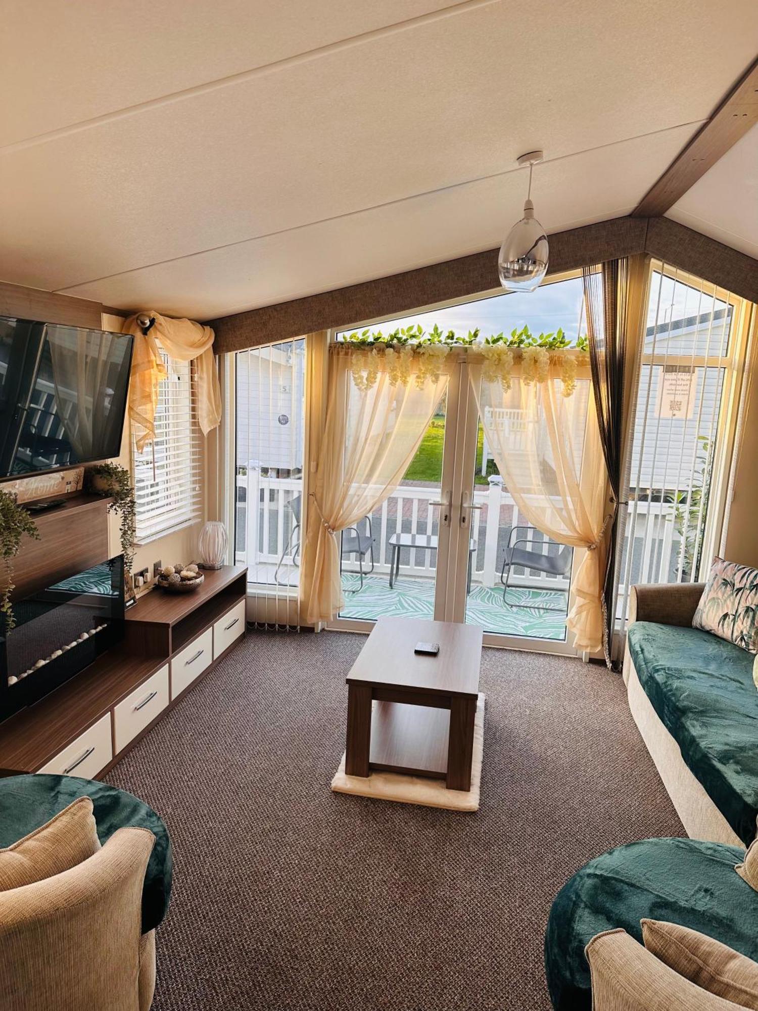 P&t's From Home, Platinum Spacious
